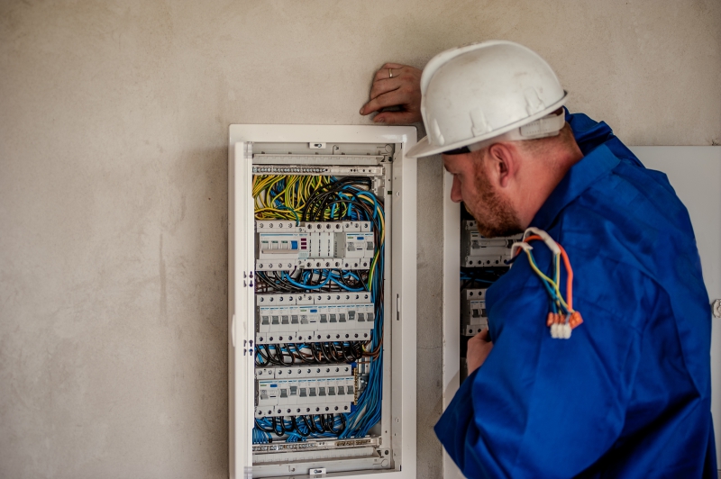 electricite-BEAUSOLEIL-min_electrician-2755683